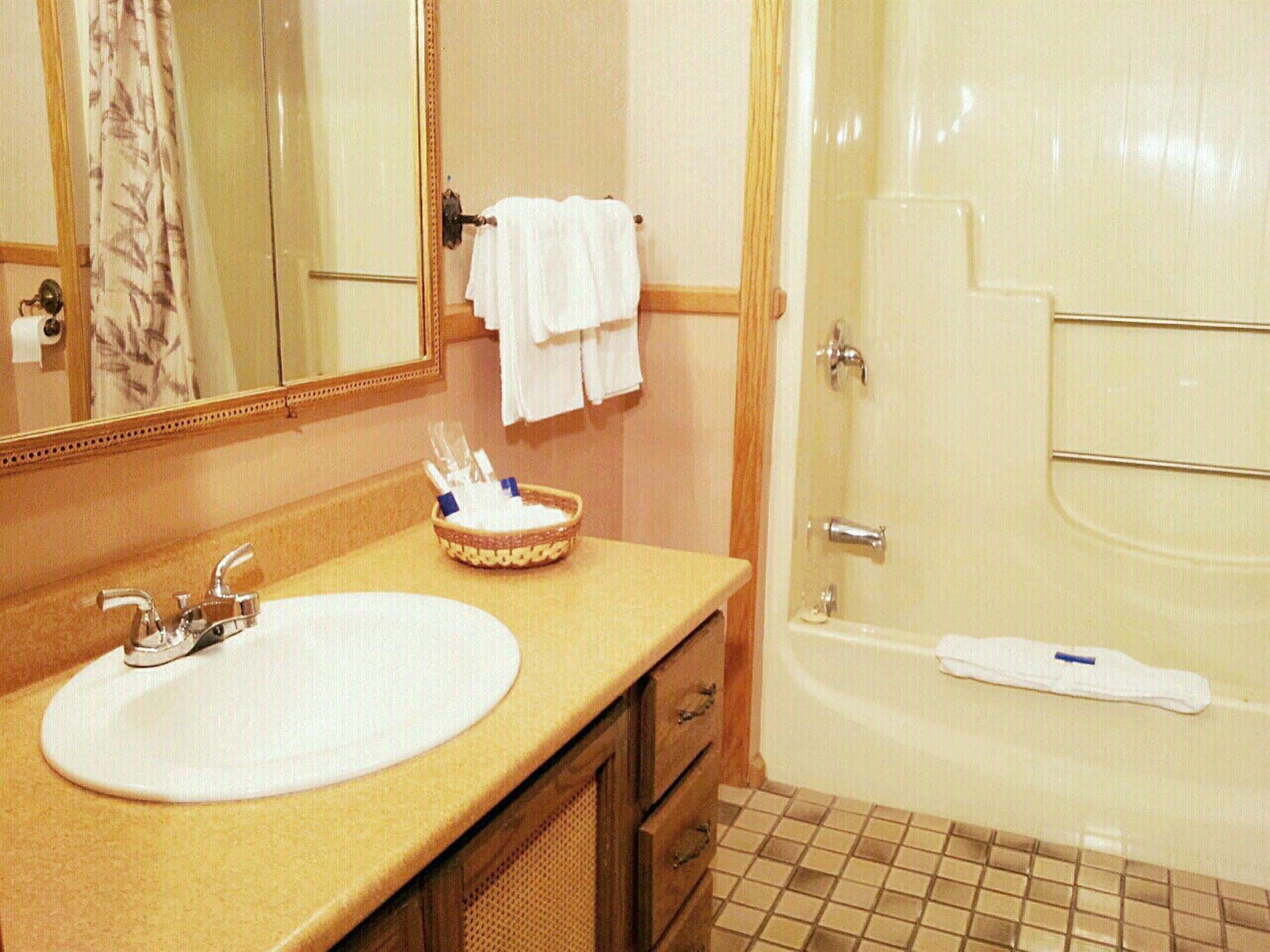 Hotel Motel La Marquise Sherbrooke Exterior photo